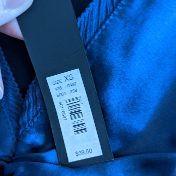 NWT The Limited silk navy blue sleeveless top - Picture 3 of 3